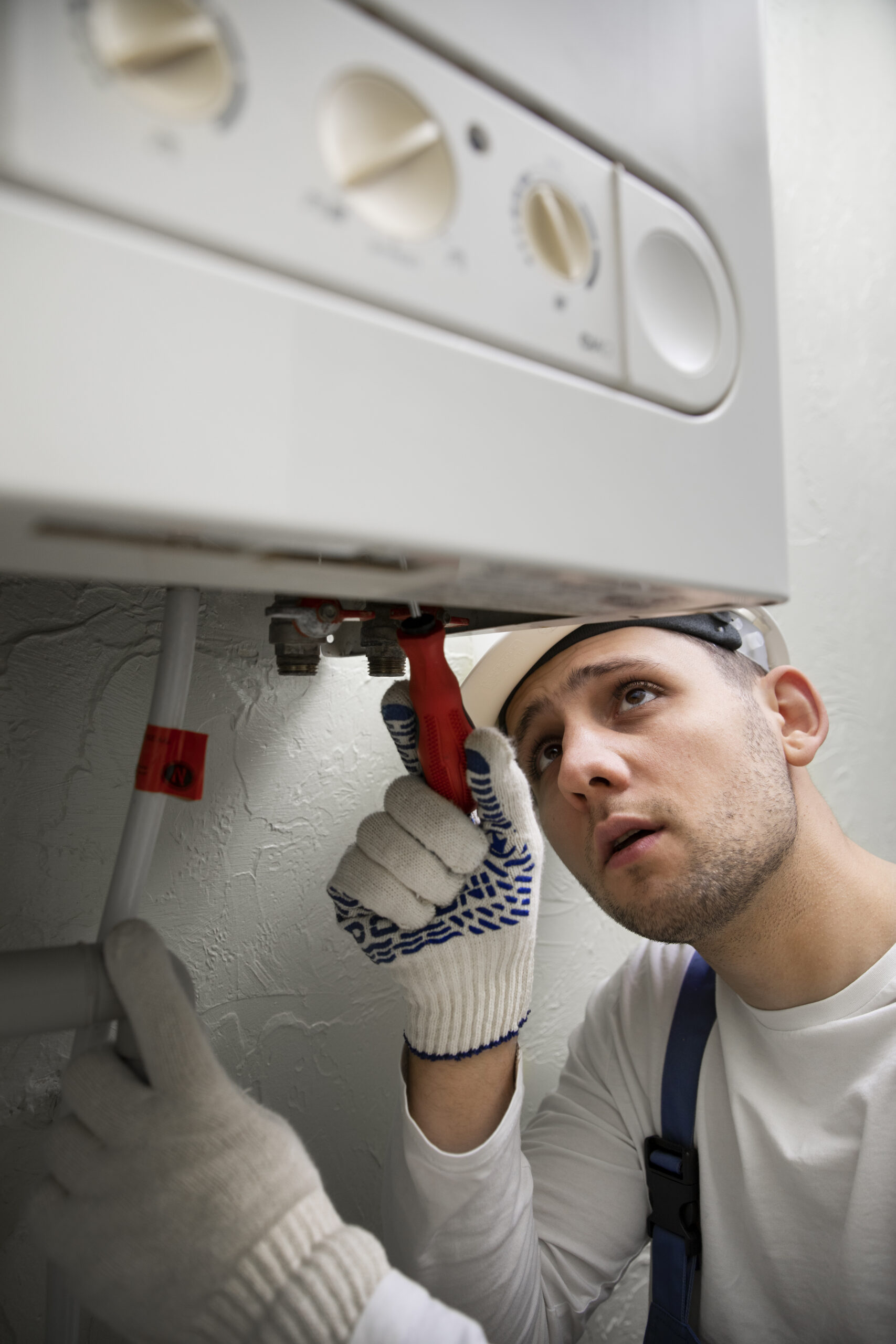 Technicien Pro Chauffagiste IDF réparant un chauffe-eau